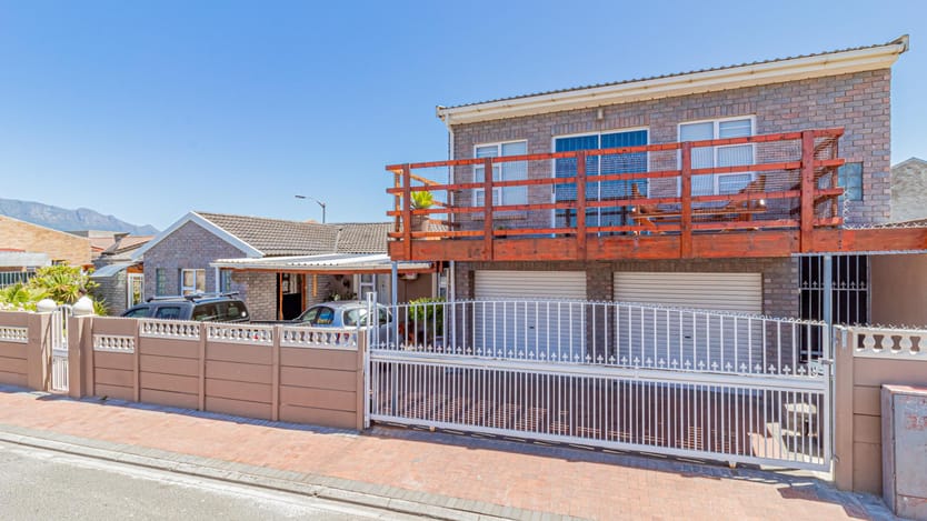 2 Bedroom house rented in Retreat, Cape Town