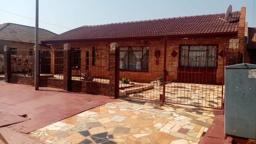 2 Bedroom house for sale in Dobsonville Ext 2, Soweto